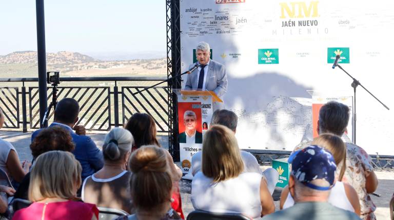 <i>El alcalde de Vilches, Adrián Sánchez Ruiz, durante su intervención en una nueva edición de los Diálogos “Jaén Nuevo Milenio”. / Jason Moyano / Diario JAÉN.</i>