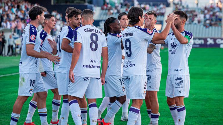 <i>Los jugadores del Real Jaén abrazan a Marco Siverio, hoy ausente, después de marcar el primero de los dos penaltis que anotó al Villarreal B. / Miranda López / Real Jaén CF.</i>
