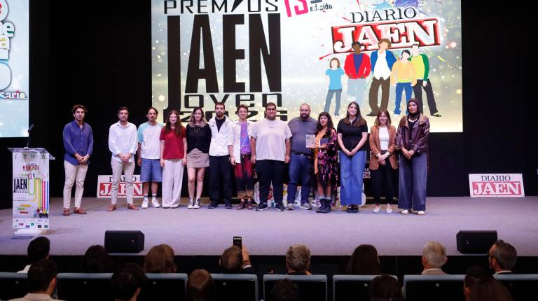 <i>El equipo de Verdesur, encabezado por Mariano Zamora y Estíbaliz Moure, con Juanjo y César Díaz, de Oposiciones Díaz, y las concejalas del Ayuntamiento de Alcalá la Real Rocío Garrido y Mercedes Linares. / Jason Moyano / Diario JAÉN. </i>
