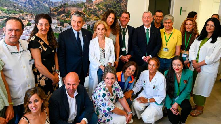 <i>Autoridades y personal sanitario en la inauguración. / Junta de Andalucía.</i>