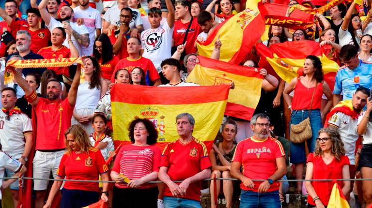 <i>Aficionados viendo España - Argentina en Úbeda. / Jesús Delgado. </i>