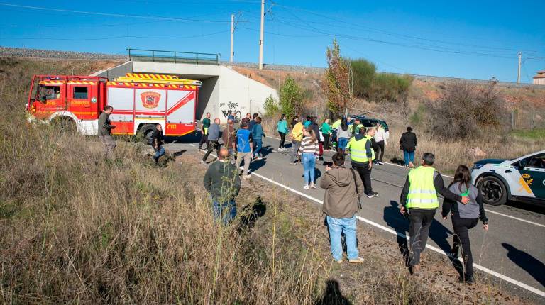 <i>Agentes de los Servicios de Emergencia trabajan en el lugar del accidente. / Juanma Jiménez / Europa Press.</i>