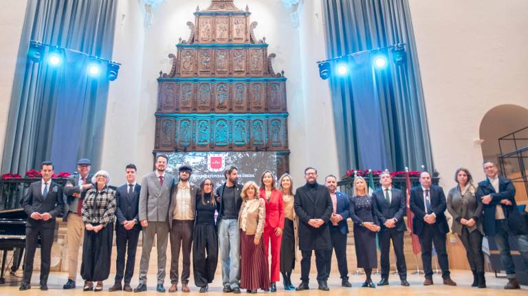 <i>Foto de familia de los Hijos Predilectos junto con miembros de la corporación municipal de Úbeda en las tablas del Hospital de Santiago. / Inmaculada Cejudo.</i>