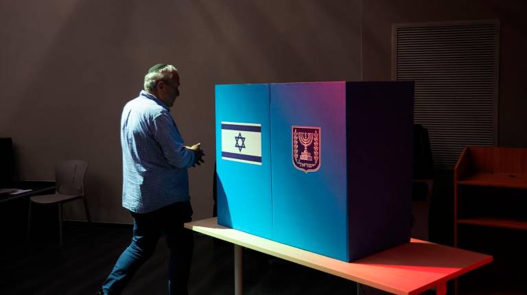 <i>El presidente de Israel, Isaac Herzog, deposita el voto en Jerusalén durante la jornada electoral en el país.</i>