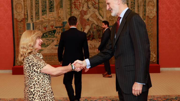 <i>Antonia Olivares saluda a Felipe VI. </i>