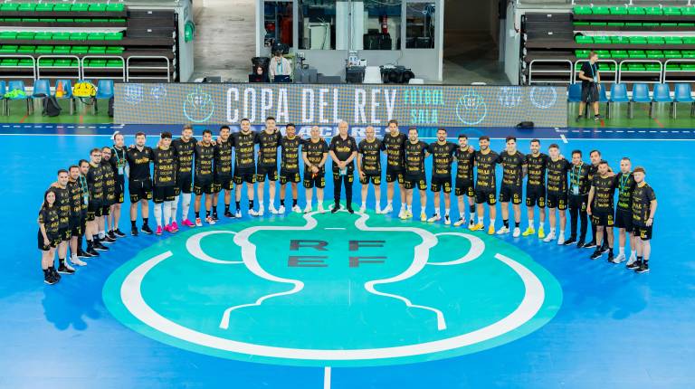 <i>Foto de familia de la plantilla del Jaén Paraíso Interior FS en Cáceres. / RFEF. </i>