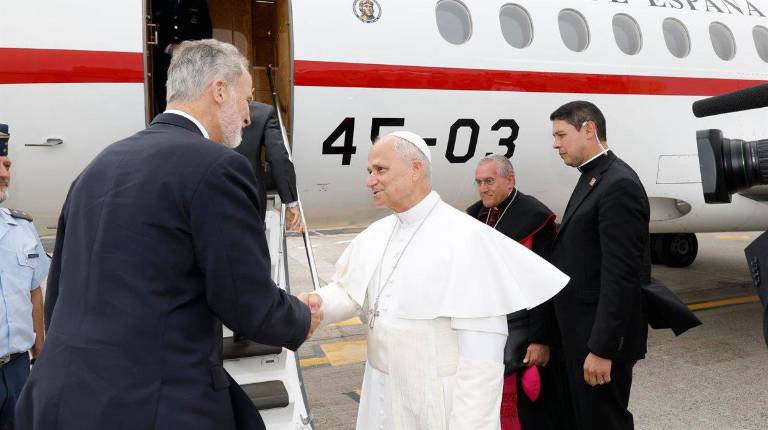 <i>El Rey Felipe VI despide al Papa León XIV, en San Cristóbal de La Laguna. / Casa de S.M. el Rey.</i>