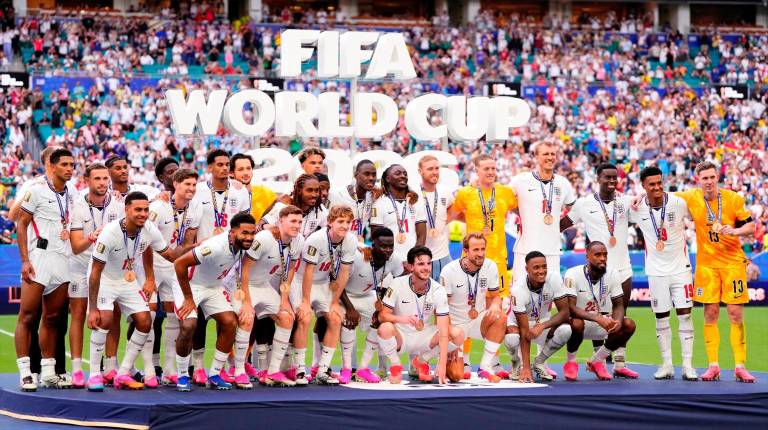 <i>Jugadores de Inglaterra tras conseguir el tercer puesto en el Mundial 2026. / Europa Press. </i>