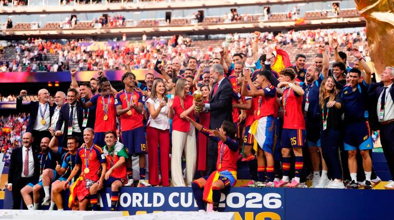<i>Los jugadores de la Selección Española, junto a Felipe VI, la princesa Leonor y la infanta Sofía. / Europa Press.</i>