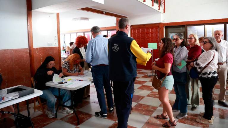 <i>Desarrollo de la actividad en un colegio electoral. / Europa Press.</i>