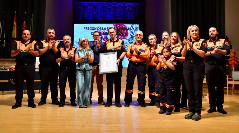 <i>Voluntarios y familiares se congregaron en torno al antiguo Hospital de Santiago para oír el pregón de la Feria de San Miguel, una alocución que estuvo plagada de guiños a la historia de la agrupación de voluntarios de Protección Civil. / Jesús Delgado.</i>