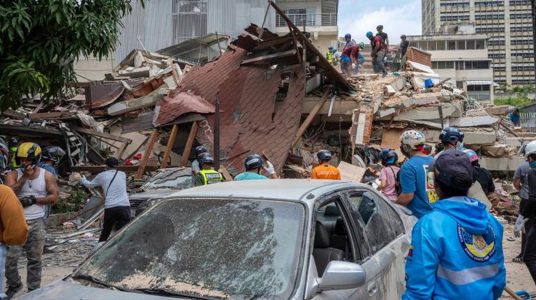 <i>Equipos de rescate en un edificio derruido por el terremoto en Caracas, Venezuela. / Jimmy Villalta / Zuma Press / Europa Press / ContactoPhoto.</i>