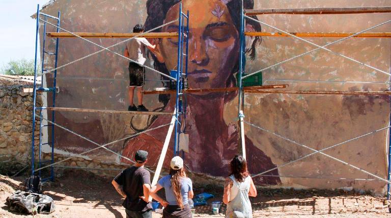 <i>Uno de los murales que se realizan en el marco de Abierto por Arte 2026. / Asociación Huerta de los Frailes.</i>