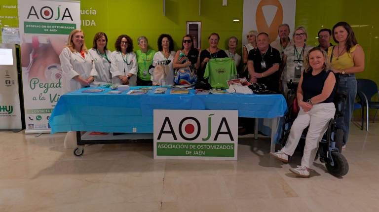 <i>Mesa informativa pacientes ostomizados del Hospital Universitario de Jaén. / Hospital Universitario de Jaén. </i>