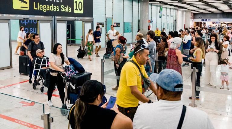 <i>Decenas de personas transitan por la T4 del Aeropuerto Adolfo Suárez Madrid-Barajas. / Europa Press. </i>
