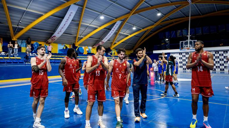 <i>Los jugadores del Caja Rural CB celebran la victoria en Málaga. / Joaquín Quirós.</i>