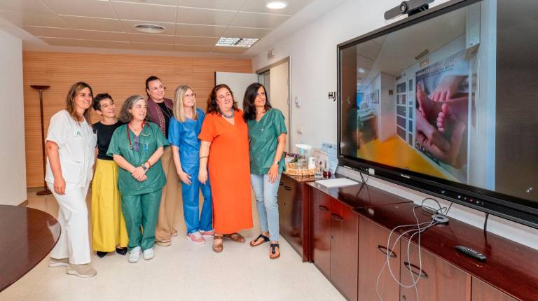 <i>Profesional sanitario y madres de la AMPA del colegio Pedro Poveda. / Junta de Andalucía.</i>