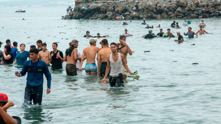 <i>Cientos de migrantes nadando queriendo llegar a Ceuta. / Europa Press. </i>