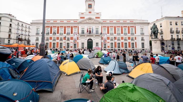 <i>Numerosas personas se concentran en tiendas de campaña para exigir la aprobación de un decreto sobre vivienda. / A. Pérez Meca / Europa Press.</i>