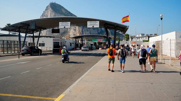 <i>Frontera entre España y el Peñón de Gibraltar. / Francisco J. Olmo / Europa Press.</i>