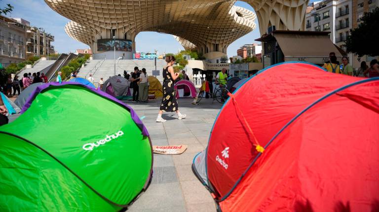 <i>Imagen de la acampada instalada en las Setas de Sevilla en solidaridad con el desahucio de Maricarmen. / Europa Press.</i>