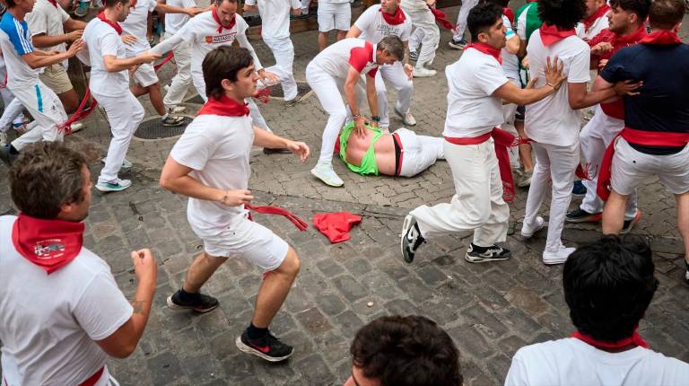 <i>Un herido del Séptimo encierro de los Sanfermines de 2026. / Eduardo Sanz / Europa Press.</i>