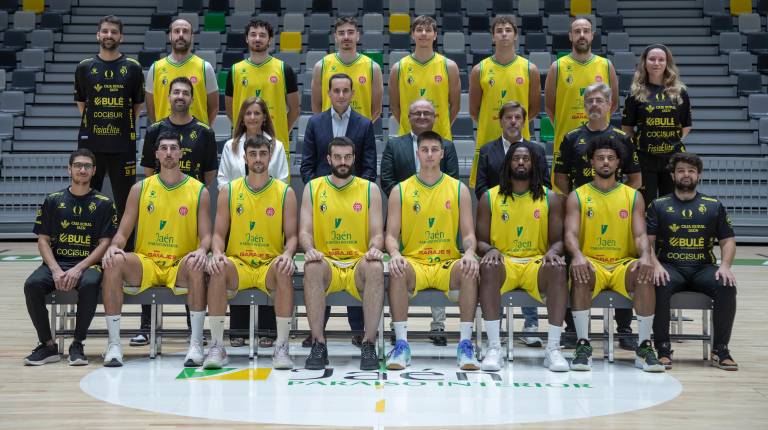 <i>El Jaén Paraíso Interior de baloncesto, con el presidente de la Diputación. / Monti / Jaén FS. </i>