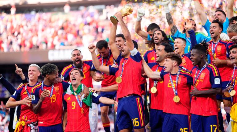 <i>Jugadores de la Selección Española levantan la Copa del Mundo. / Europa Press. </i>