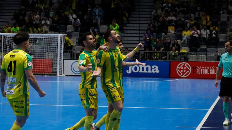 <i> Joao Salla celebra un gol en el Olivo Arena junto con Mati Rosa, Eloy Rojas y Dani Zurdo. / Jaén Paraíso Interior.</i>
