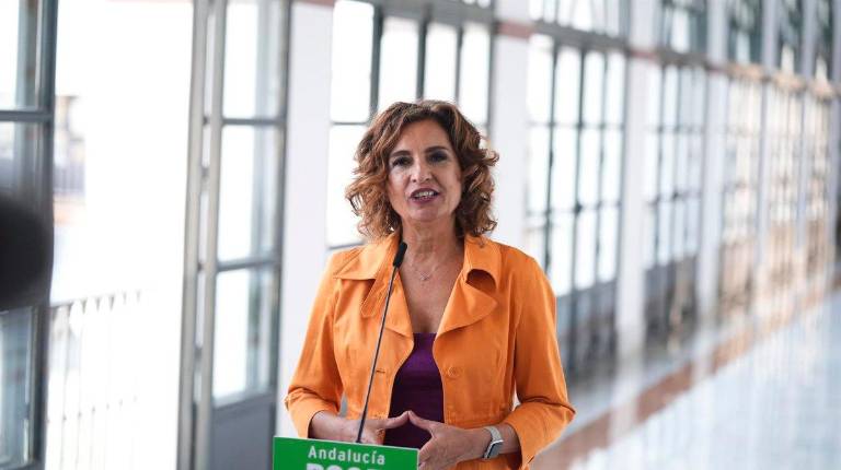 <i>La secretaria general del PSOE-A, María Jesús Montero, atiende a los medios en el Parlamento andaluz. / Joaquín Corchero / Europa Press.</i>