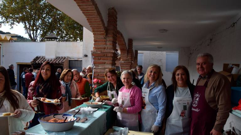 <i>Los comensales disfrutan de unas tapas exquisitas y con auténtico sello andaluz. / Juan Antonio Cabrera.</i>