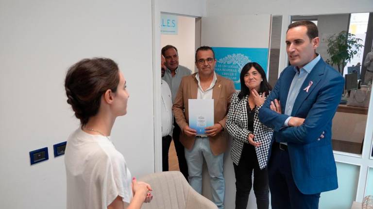 <i>Juan Latorre y Francisca Medina visitan las instalaciones de la asociación, junto a Óscar Moriana. / Diputación de Jaén.</i>