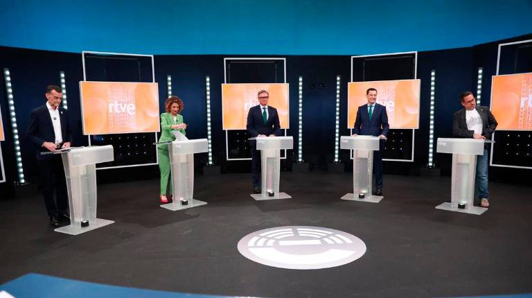 <i>Los cinco candidatos a la presidencia de la Junta de Andalucía momentos antes de que diera comienzo el debate. Archivo / Europa Press.</i>