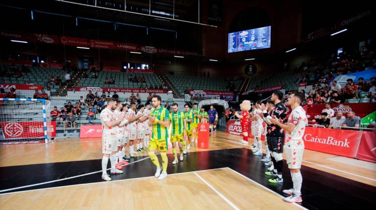 <i>ElPozo de Murcia le hizo un pasillo al Jaén Paraíso Interior por su título de la Copa del Rey. / Jaén FS.</i>