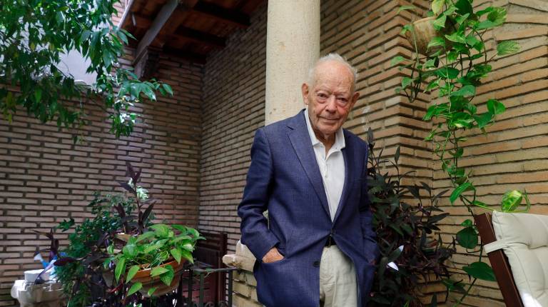 <i>Luis Berges Roldán, en su casa, durante una entrevista realizada por la periodista Manuela Rosa Jaenes para el serial sobre la obra del arquitecto. / Diario JAÉN.</i>