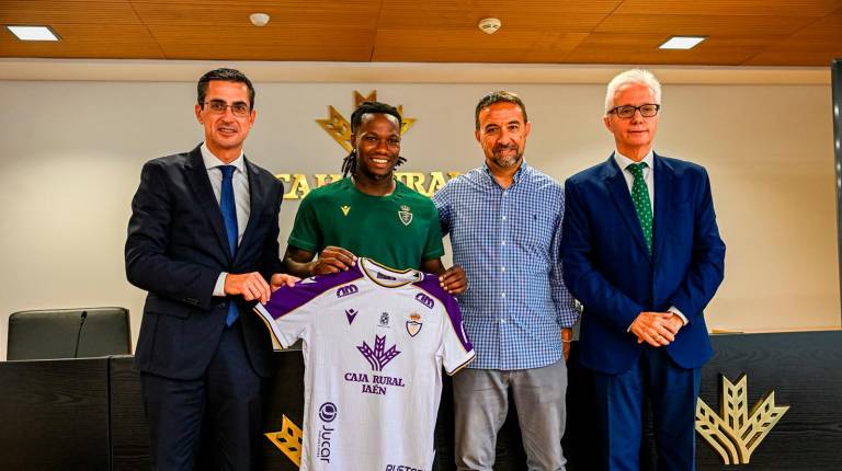 <i>Fernando Planelles, Moha Keita, Juan Gambero y Juan Gallego, en la sede de Caja Rural de Jaén en Geolit. / Miranda López / Real Jaén CF.</i>