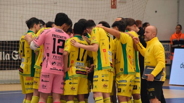 <i>Conjura final de los jugadores del Jaén Paraíso Interior tras caer en la pista de A Malata. / Jaén Paraíso Interior FS.</i>