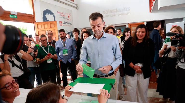 <i>El candidato de Por Andalucía, Antonio Maíllo, ejerce su derecho al voto en el Colegio Salesiano Santísima Trinidad. / Europa Press.</i>