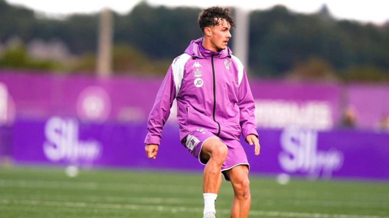 <i>Iker Pérez, en una sesión de entrenamiento con el Valladolid B. / Blanquivioletas.</i>
