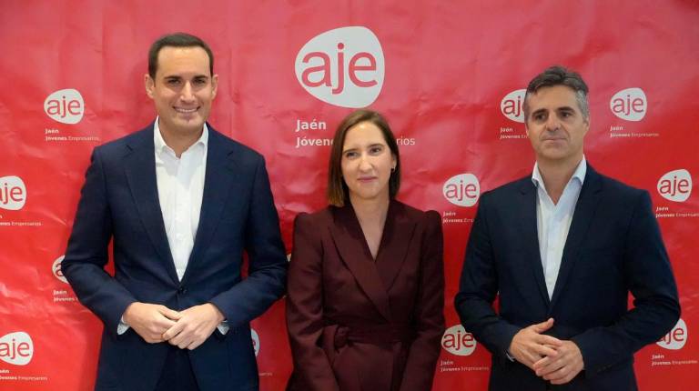 <i>Juan Latorre, Rocío Uceda y Luis Miguel Carmona en el encuentro “Horizonte Empresarial”. / Diputación de Jaén.</i>