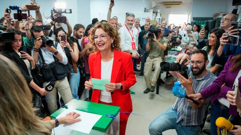 <i>La candidata del PSOE-A, María Jesús Montero, vota en Sevilla en el Colegio de Escuelas Profesionales Sagrada Familia Nuestra Señora de los Reyes. / Europa Press.</i>