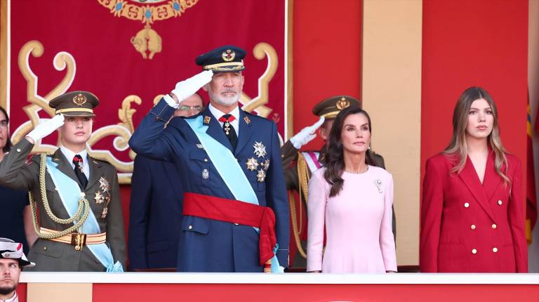 <i>De izquierda a derecha; la Princesa Leonor; el Rey Felipe VI; la Reina Letizia y la Infanta Sofía, durante el acto solemne de homenaje a la bandera nacional y desfile militar por el 12 de octubre, Día de la Hispanidad, en la Plaza de Cánovas del Castillo. / Europa Press. </i>