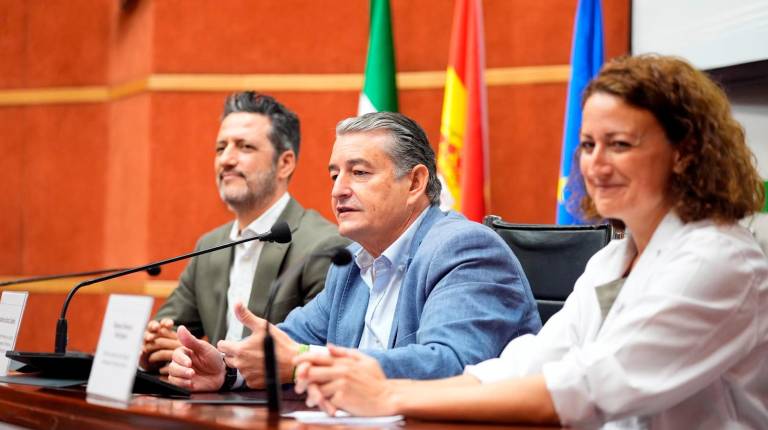 <i>Antonio Sanz durante la campaña frente a la bronquiolitis inmuniza a cerca de 17.000 bebés en los primeros 10 días. / Junta de Andalucía. </i>