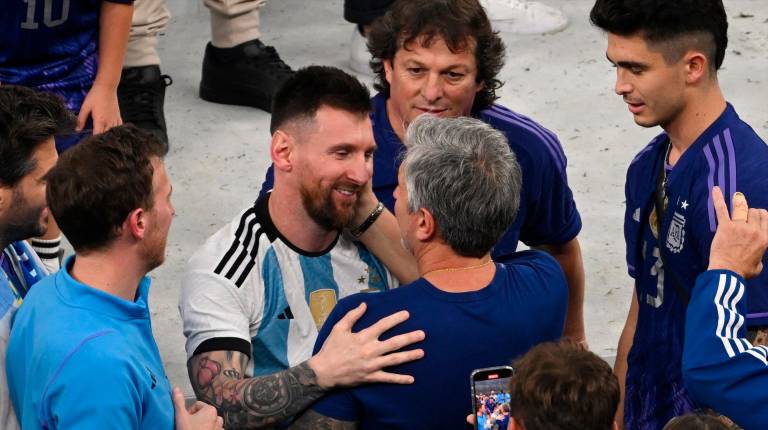 <i>Leo Messi junto a su padre, Jorge Messi, tras la conquista del Mundial 2022 en una imagen de archivo. / Europa Press.</i>