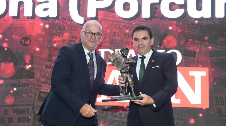 <i>Manuel Fernández, subdelegado del Gobierno central en Jaén, hace entrega del Jiennense del Año en la categoría de Turismo a Miguel Moreno por “La Calderona”. / Agustín Muñoz / Diario JAÉN.</i>