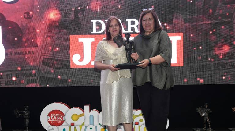 <i>María de los Ángeles Bujes recoge el Jiennense del Año en Cultura de manos de la presidenta de la Federación Provincial de Alzheimer, ÁngelaGarcía Cañete. / Agustín Muñoz / Diario JAÉN.</i>
