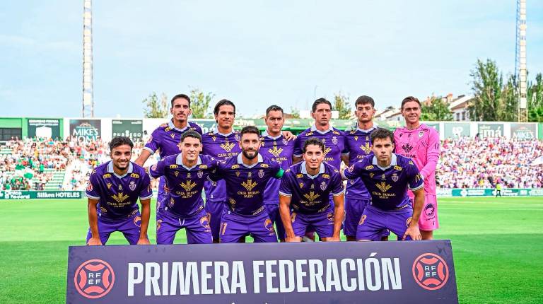 <i>Formación del Real Jaén, con la segunda equipación que homenajea a Nuestro Padre Jesús “El Abuelo”, en El Maulí de Antequera, que estaba repleto. / Real Jaén CF. </i>