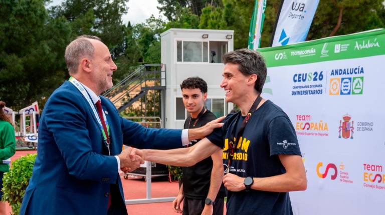 <i>Nicolás Ruiz, rector de la Universidad de Jaén, saluda a Mariano García, doble campeón del mundo. / Carlos Cid / UJA.</i>