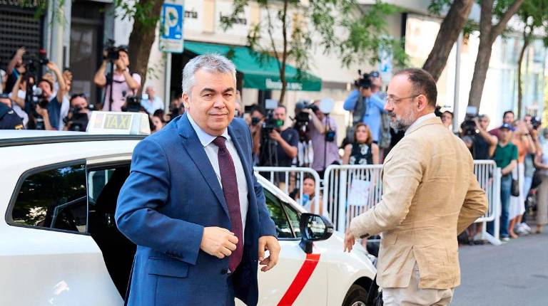 <i>El exsecretario de Organización del PSOE Santos Cerdán a su llegada a declarar en el Tribunal Supremo, a 30 de junio de 2025, en Madrid. / Jesús Hellín / Europa Press.</i>