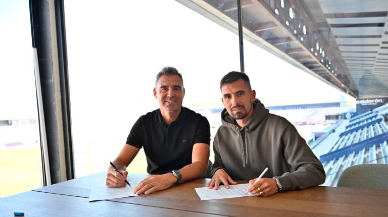 <i>Fran Anera y Adri Paz firman el contrato de renovación hasta 2028. / Real Jaén.</i>